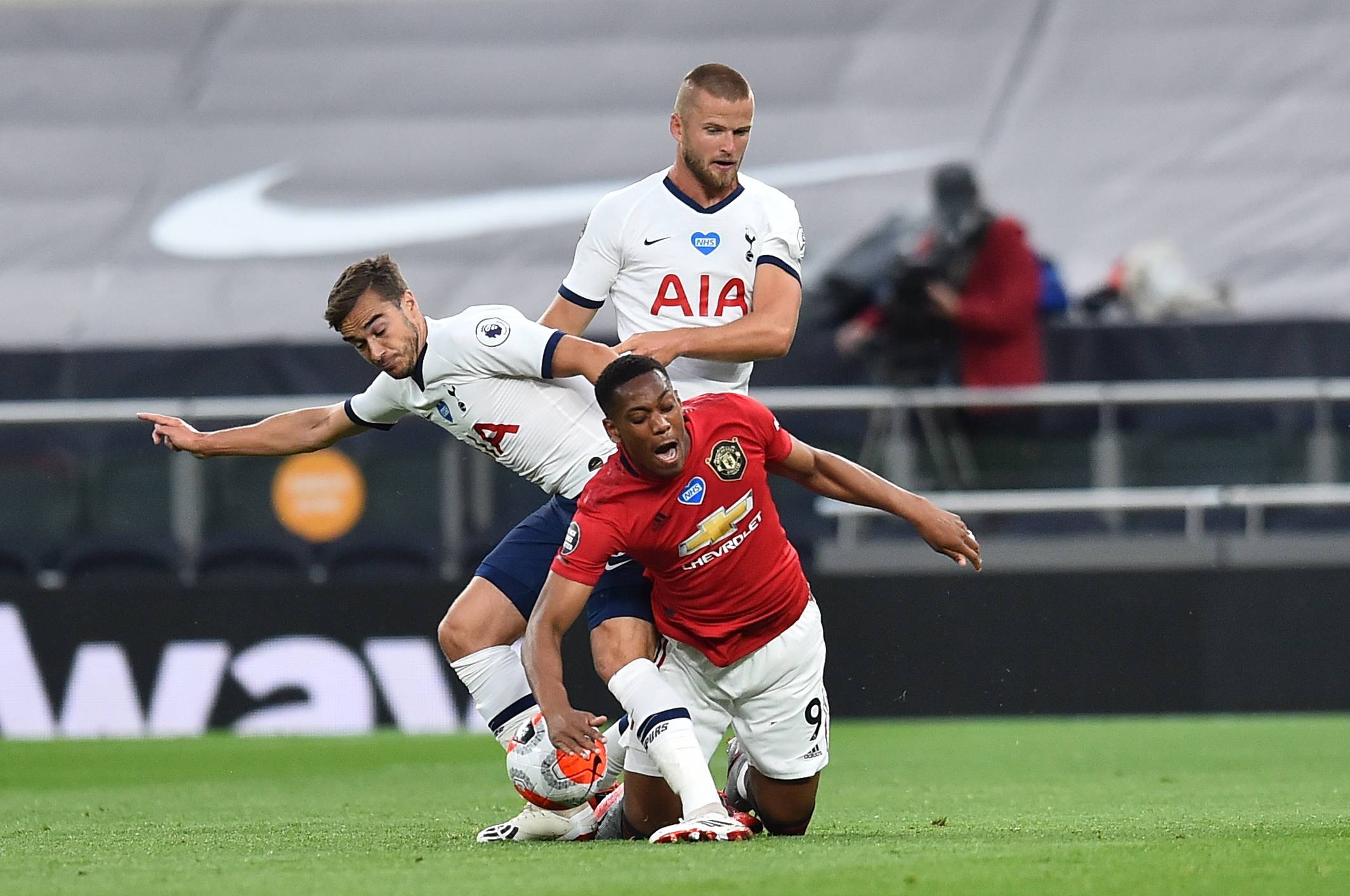 中超赛场争议判罚：VAR引发讨论,（中超判罚惹争议：VAR成焦点）