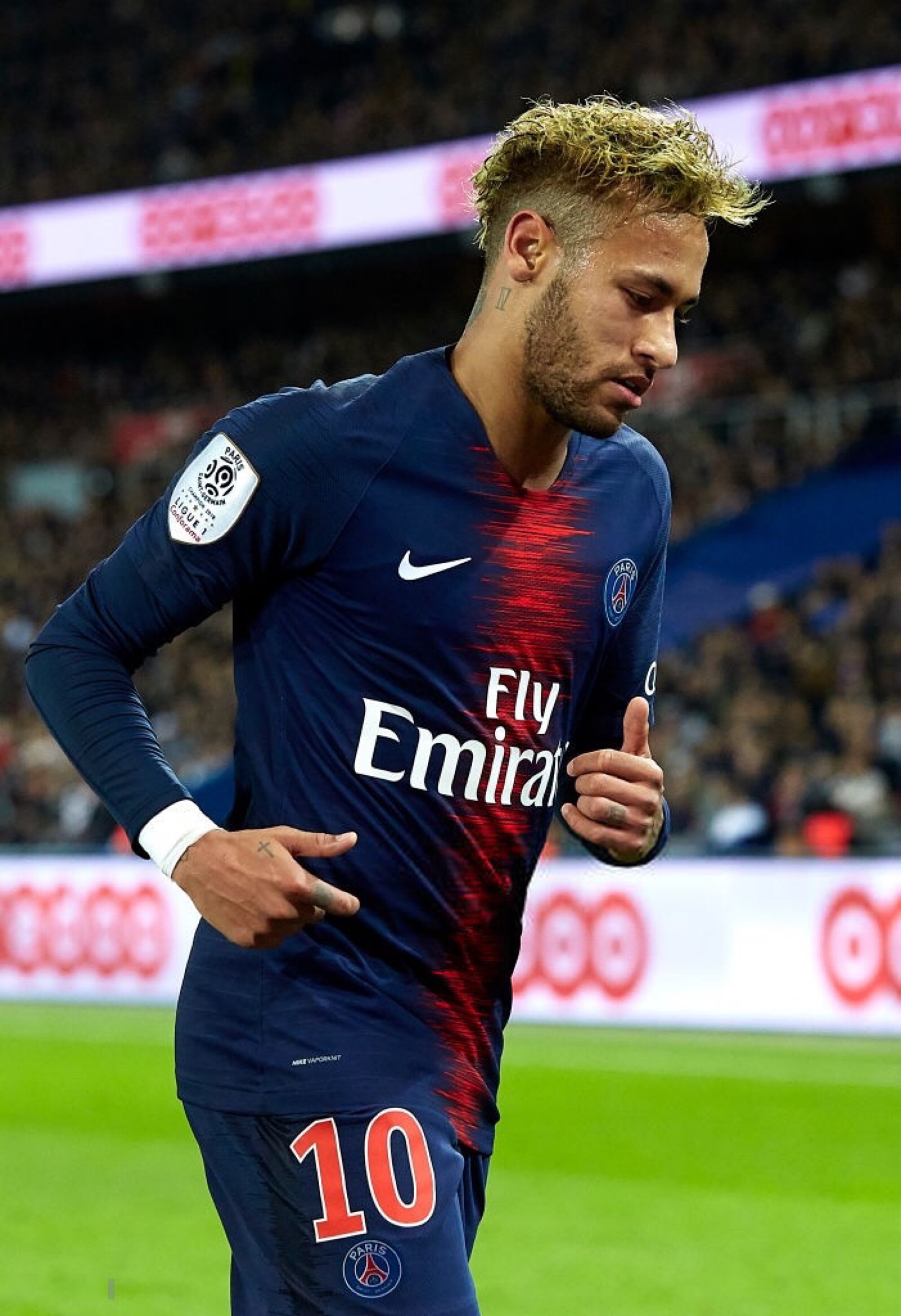 英超第13轮切尔西对阵阿森纳，双方均状态出色，争夺争冠席位，赛果待定。