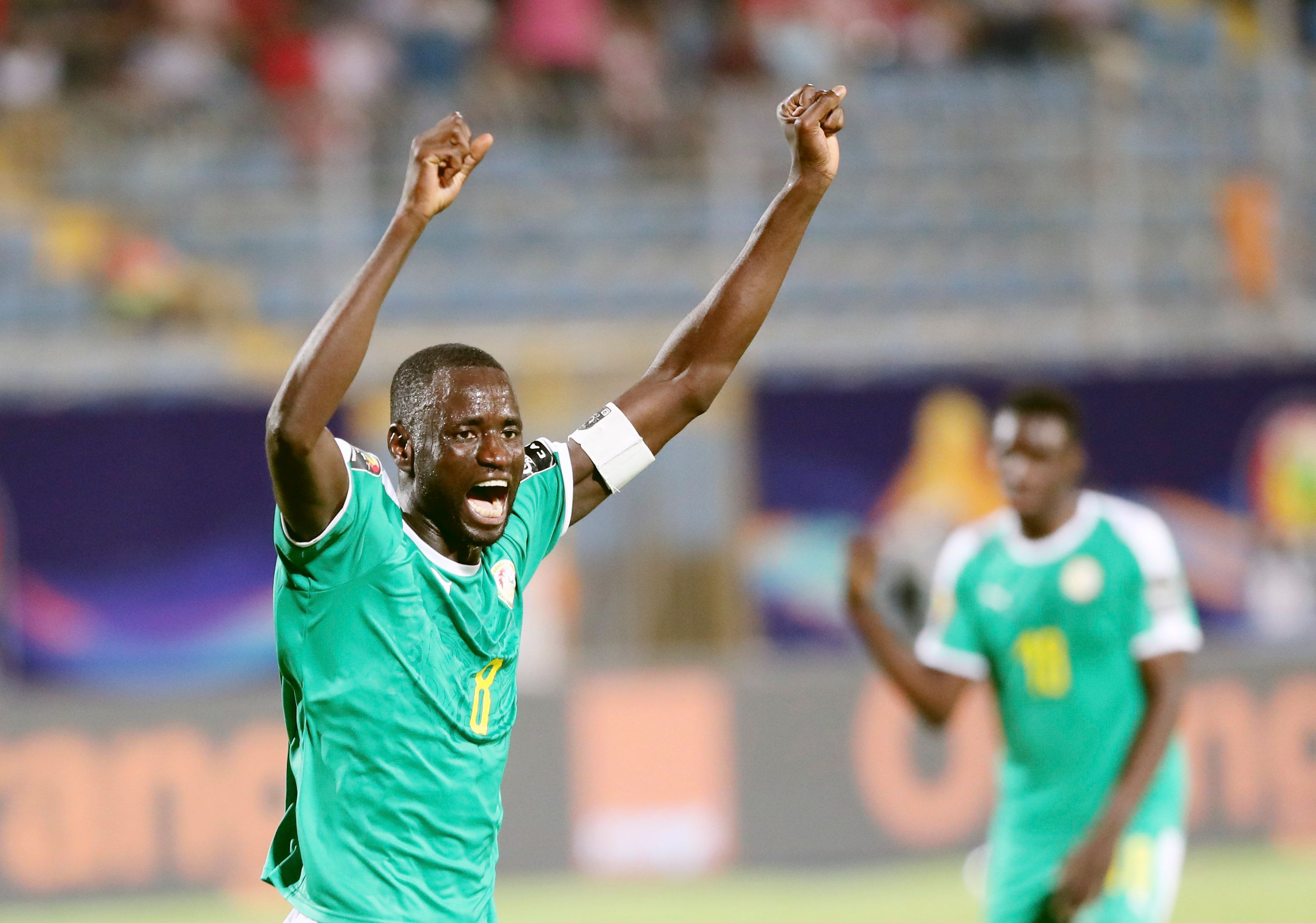 足球欧冠裁判组遭强烈质疑，争议球镜头热议不断