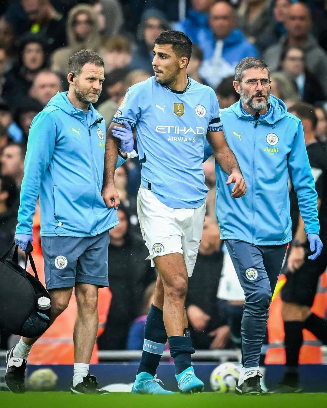 球星赛后向看台深深鞠躬