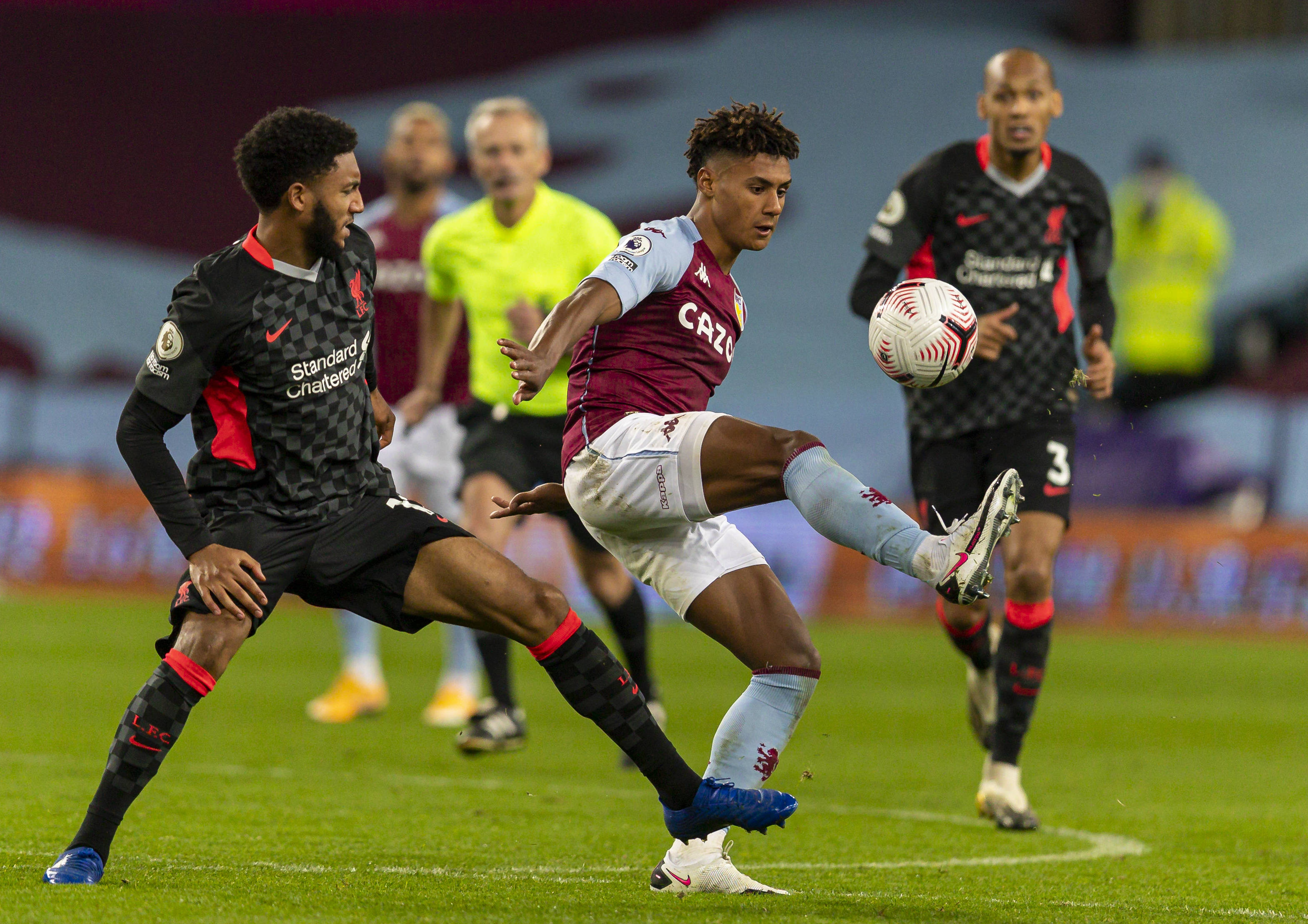 欧冠夺冠赔率：巴萨1赔4居首 大巴黎皇马紧追（欧冠冠军赔率：巴萨1赔4领跑，巴黎与皇马紧随其后）