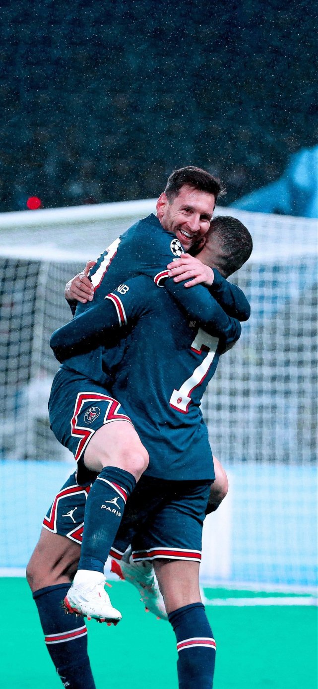 南野拓实法国杯受伤被担架抬出场，疑似遭遇重伤（法国杯南野拓实伤退，被担架抬离赛场疑似重伤）