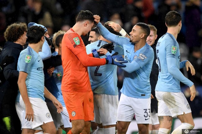 曼联冲击欧冠资格压力巨大（曼联争夺欧冠席位压力沉重）