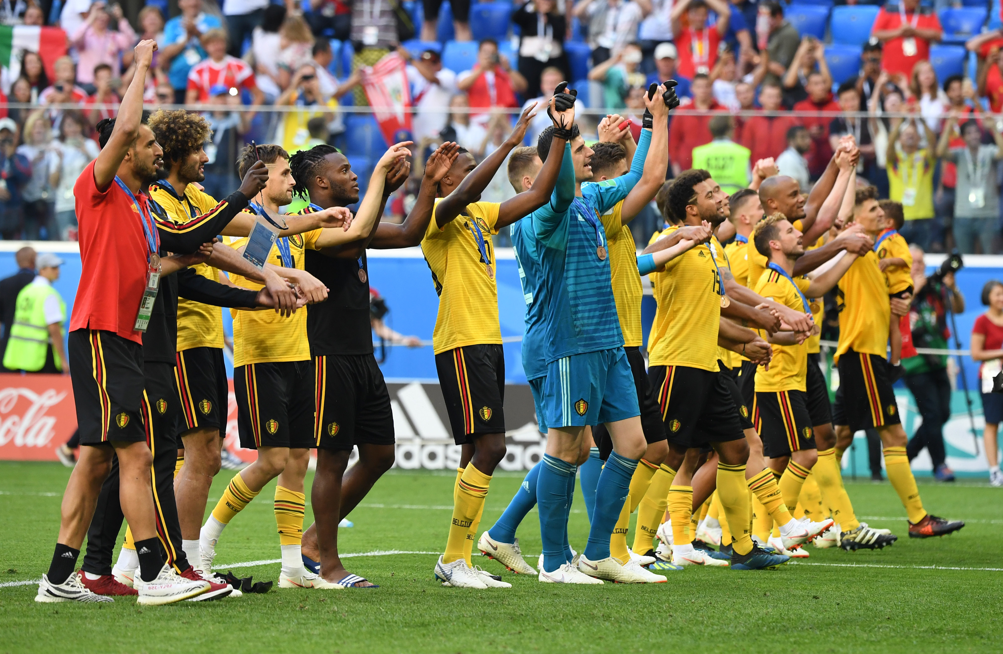 WTT总决赛：孙颖莎4-0横扫王艺迪，晋级八强